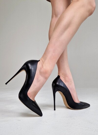 Туфли в натуральной черной коже с глубоким вырезом на высоком каблуке