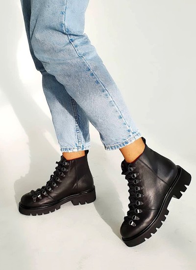 Short boots black leather lacing