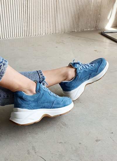 Sneakers light blue suede