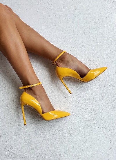 Туфли из натуральной лакированной кожи в желтом цвете