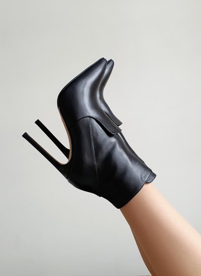 Ankle boots black leather with front tongue 11 cm