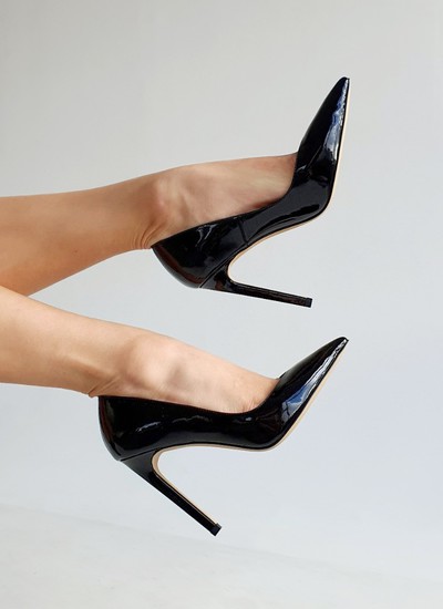 Shoes black lacquer with neckline on toe 10.5 cm