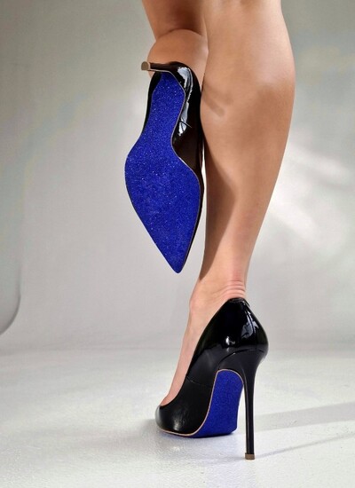 Туфли в натуральной лакировнной коже черного цвета с синей подошвой
