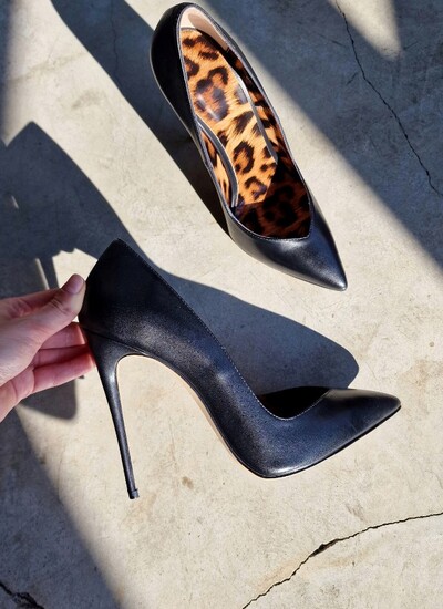 Туфли в натуральной коже черного цвета со стелькой принт леопард