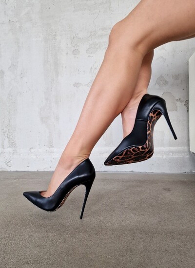 Туфли женские из натуральной кожи черного цвета с леопардовой подошвой на высокой шпильке