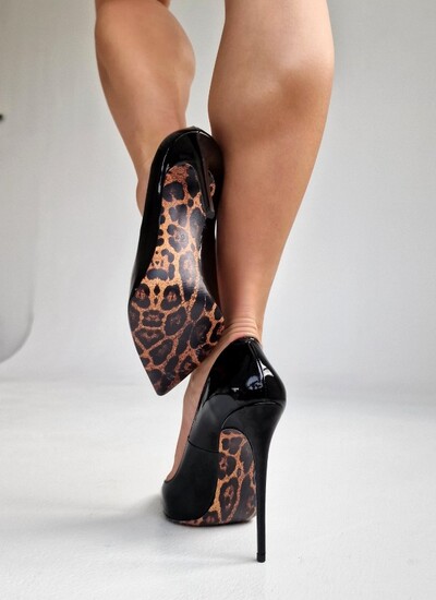 Туфли женские из натуральной лакированной кожи черного цвета с лео подошвой на высокой шпильке