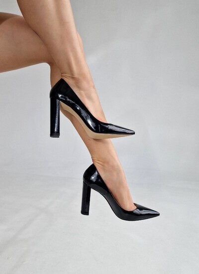 Туфли женские в натуральной лакированной коже черного цвета на устойчивом каблуке