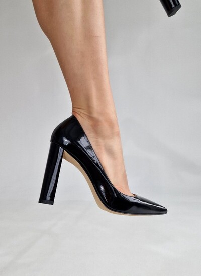 Туфли женские в натуральной лакированной коже черного цвета на устойчивом каблуке