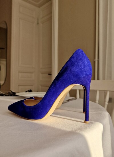 Туфли женские в натуральной замше синего цвета на устойчивом каблуке