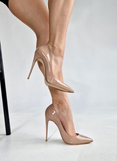 Туфли женские в лакированной коже бежевого цвета на тонком каблуке