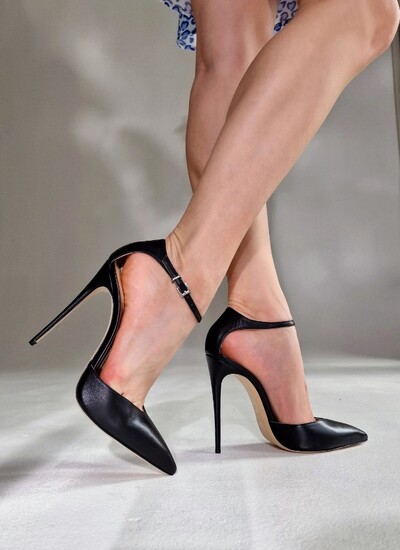 Туфли женские из натуральной кожи черного цвета с ремешком на высоком каблуке
