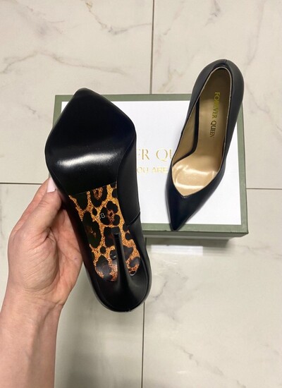 Туфли женские из натуральной кожи черного цвета с леопардовой подошвой