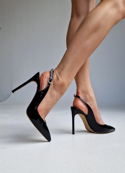 Туфли слингбэки из натуральной лакированной кожи черного цвета