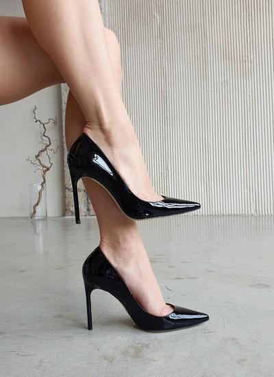 Shoes black lacquer 10 cm round heel