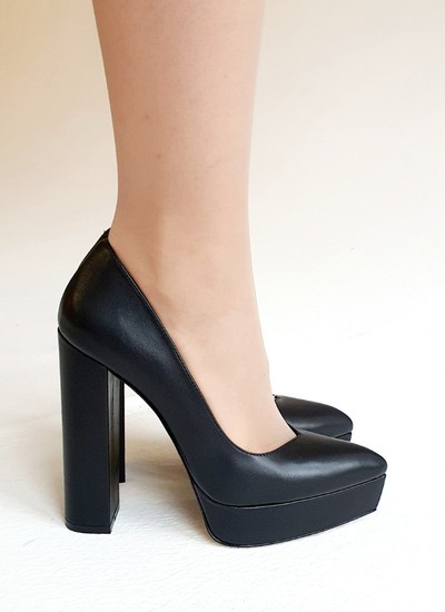Shoes black leather with neckline on toe thick heel 13 см
